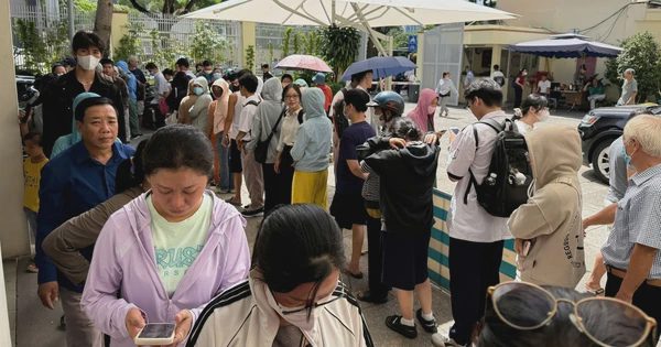 'Xếp hàng mua sách giáo khoa như đi săn vé concert', giải pháp nào?
