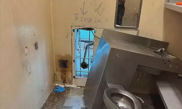 10 tù nhân Mỹ phá bồn cầu để bỏ trốn