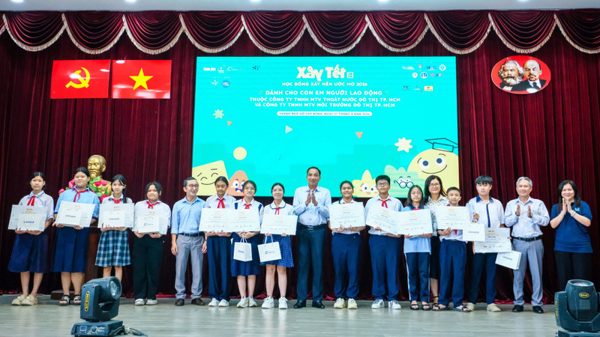 100 con em công nhân ngành thoát nước và môi trường đô thị Thành phố Hồ Chí Minh nhận học bổng “Xây nền ước mơ”