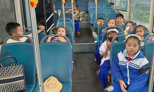 11 học sinh đến trường sau hơn một tuần bị 'ngăn cản'