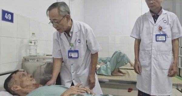 11 người cùng đau bụng sau bữa ăn, nghi ngộ độc thực phẩm