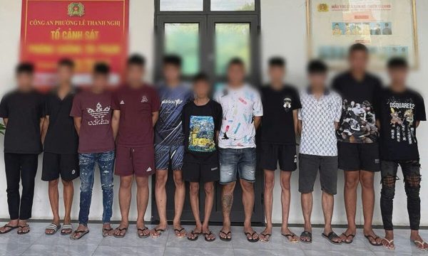 12 người bị khởi tố sau vụ mang hung khí rượt đuổi trên phố