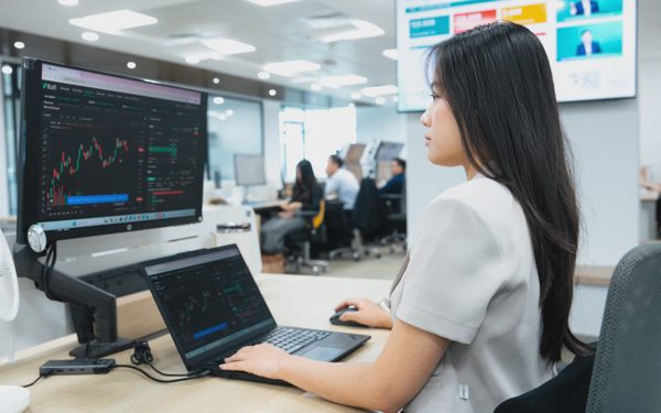 12 ‘tân binh’ từ HNX sẽ lọt ngay top 100 vốn hóa trên HoSE