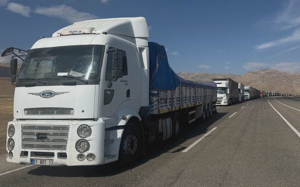 1200 xe tải kẹt cứng 7km, chuyện gì đang xảy ra ở cửa khẩu Iran - Thổ Nhĩ Kỳ?
