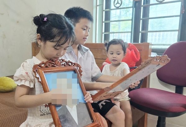 123 ngày mất cả cha lẫn mẹ và câu hỏi xé lòng của trẻ lên 3: Bà ơi, bố mẹ đâu?