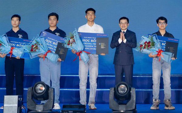 13 tân sinh viên là thủ khoa tại Trường đại học Quốc tế Miền Đông được đi Singapore trải nghiệm