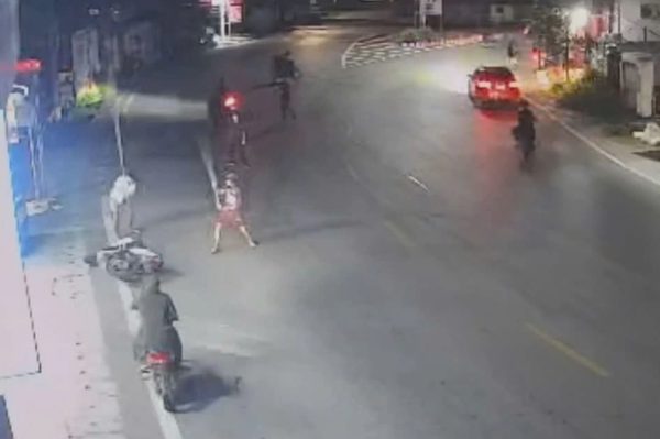 13 thanh niên bị khởi tố sau cuộc truy đuổi, đập phá xe máy