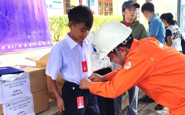 143 bộ đồng phục - 143 niềm vui trước thềm năm học mới