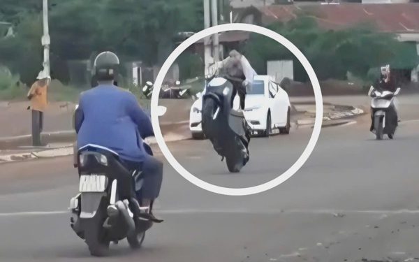 16 tuổi 'bốc đầu' xe để bạn bè biết 'mình là ai' bị công an mời làm việc