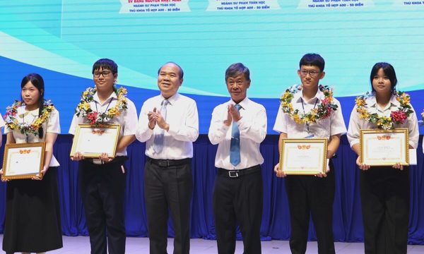 17 thủ khoa đạt 30/30 điểm vào ngành Sư phạm Toán