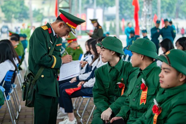 18 tuổi, học lớp 10 tại trường giáo dục nghề nghiệp - giáo dục thường xuyên có được tạm hoãn nhập ngũ?