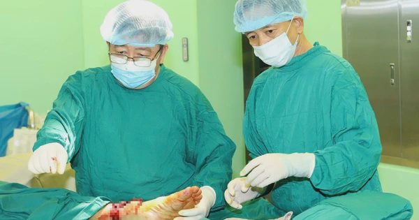2 ê kíp cùng lúc phẫu thuật cứu 2 chân gần đứt lìa của nam công nhân