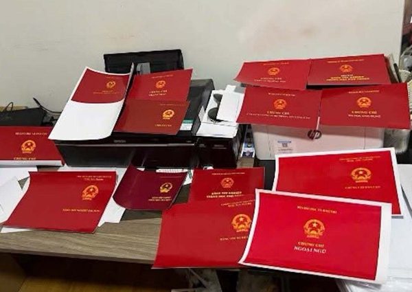2 giảng viên đại học tiếp tay đường dây làm giả gần 1.500 văn bằng, chứng chỉ