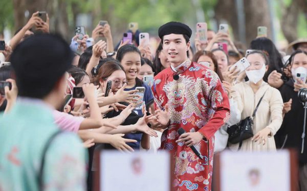 2 ngày 1 đêm tròn 100 tập; 7 thí sinh Chuông vàng vọng cổ tranh tài