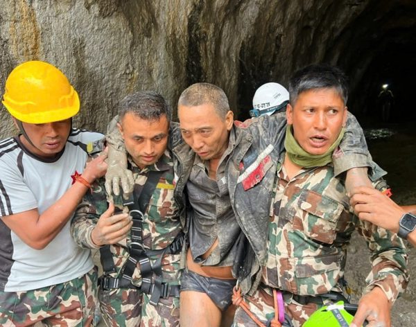 2 người thoát chết thần kỳ sau 10 ngày mắc kẹt vì thảm hoạ lũ quét ở Nepal