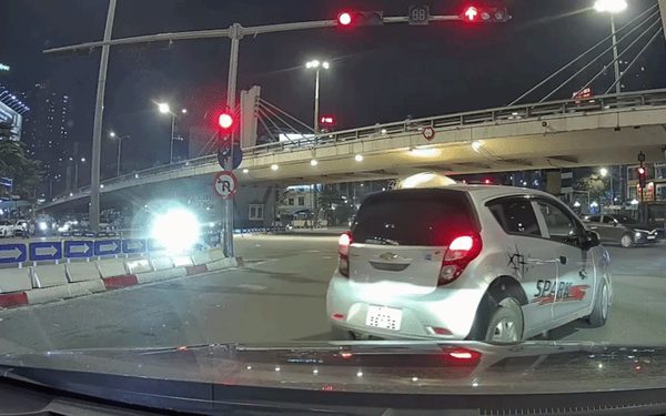 2 ô tô 'vượt đèn đỏ' nhường đường xe cứu thương, không phạt tài xế mà còn cảm ơn