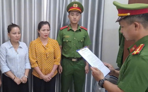 2 phụ nữ bị bắt vì cùng nhóm người khóa cửa, đe dọa để đòi tiền đặt cọc đất