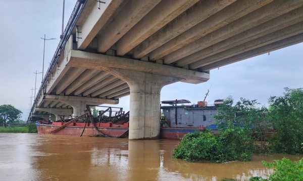 2 tàu hút cát mắc kẹt dưới chân cầu sông Tào