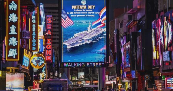 2 thủy thủ bị đưa về tàu sân bay Mỹ vì say rượu gây rối ở Pattaya