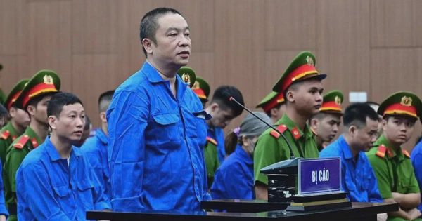 2 vợ chồng cựu viện trưởng cùng nhận hối lộ, vợ nhắn 'còn thiếu 4 tờ nhé'