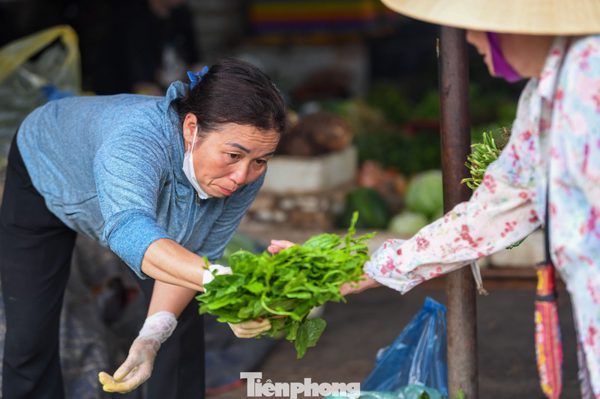 20/10 không nghỉ của những người phụ nữ ở chợ dân sinh