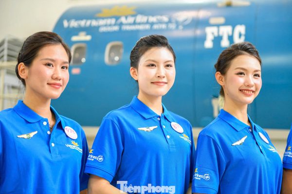 20 cô gái Hoa hậu Việt Nam học kỹ năng sống còn của tiếp viên hàng không