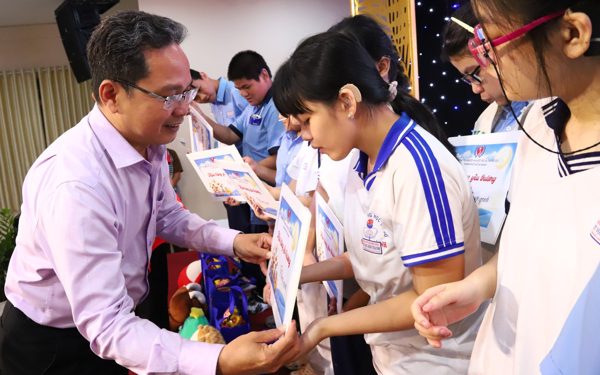 200 em nhỏ có hoàn cảnh khó khăn vui trung thu tại chương trình 'Mùa trăng yêu thương 2026'