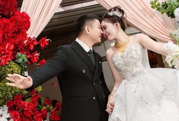 200 fan dự đám cưới ca sĩ Hoài Lâm, cô dâu Ngọc Trinh đeo vàng kín cổ