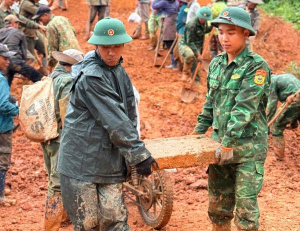 200 người dân cùng Bộ đội biên phòng mở đường sau sạt lở