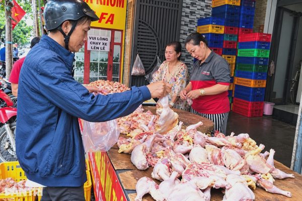 217.000 tấn thịt gà nhập giá rẻ bất ngờ, người tiêu dùng đang ăn loại nào?
