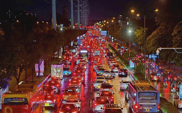 22h đêm, ngã tư Phạm Văn Đồng và Phan Văn Trị, TP.HCM vẫn kẹt xe không lối thoát