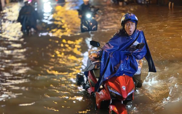 22h đêm, xe chết máy la liệt trên đường Phan Huy Ích, người dân mệt mỏi dắt xe lội nước về nhà