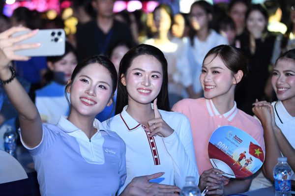25 cô gái Hoa hậu Việt Nam hát, nhún nhảy ở 'Chạm Việt Nam 2'