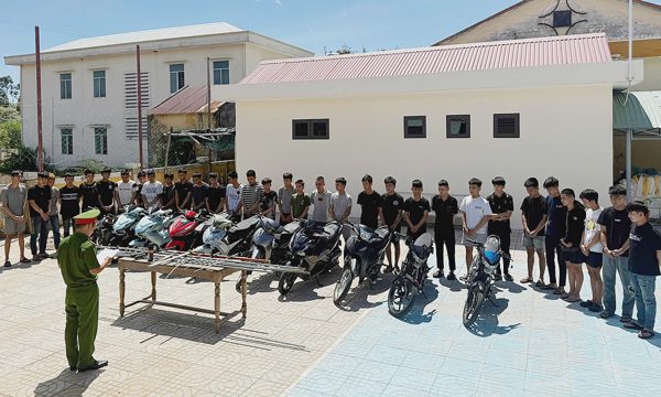 25 thanh thiếu niên hỗn chiến trong đêm, tấn công người đi đường