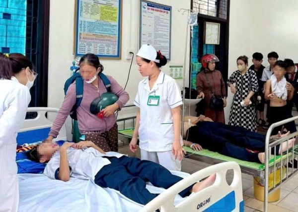27 học sinh nhập viện do ong tấn công