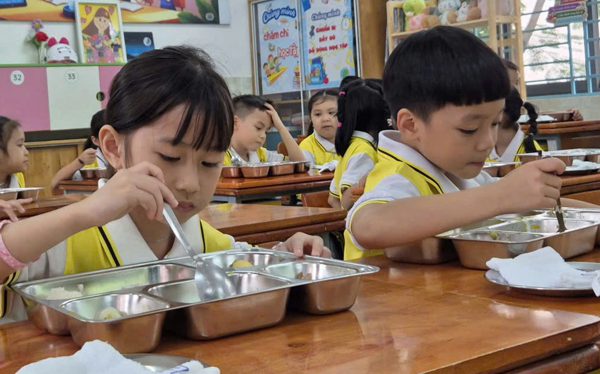 3 phút đặc biệt trước giờ ăn bán trú ở trường tiểu học TP.HCM