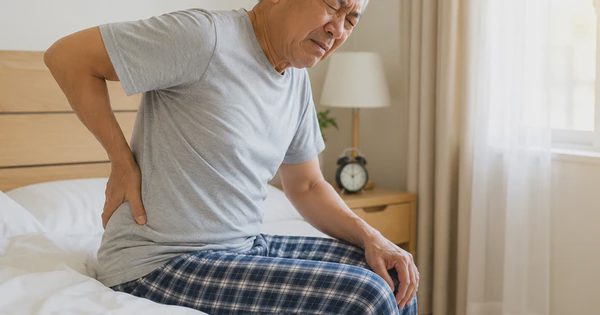 3 thói quen buổi sáng giúp giảm đau lưng ở người lớn tuổi