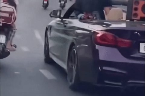 3 thanh niên bị xử phạt vì màn giả làm 'cương thi' trên xe BMW mui trần đang chạy