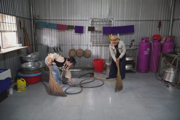 300 học sinh chật vật trong nhà ăn tạm