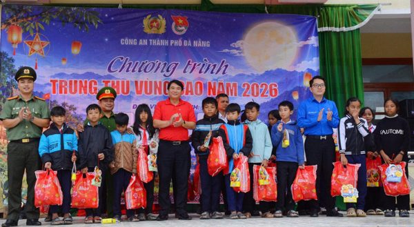 300 phần quà đến với học sinh vùng cao Đà Nẵng dịp Trung thu