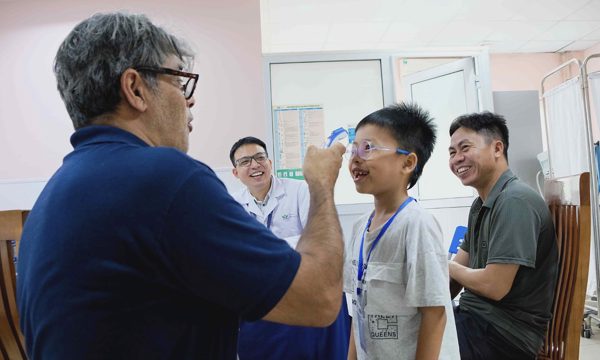31 trẻ mắt lác, rối loạn vận nhãn được phẫu thuật miễn phí