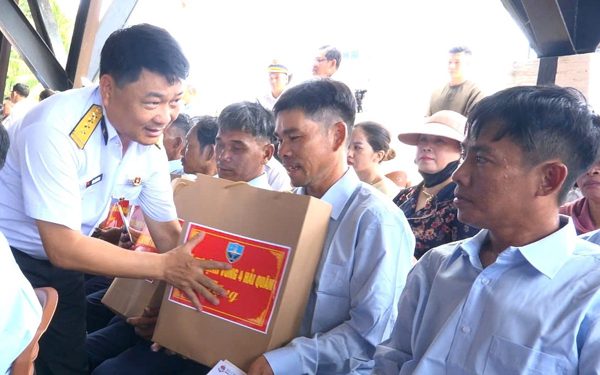 32 ngư dân gặp nạn trên biển đã về đất liền, sức khỏe ổn định
