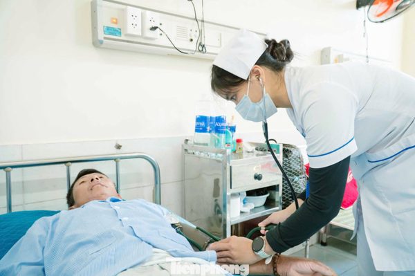32 ngư dân trở về từ biển dữ ở Đà Nẵng: 3 người tiếp tục điều trị