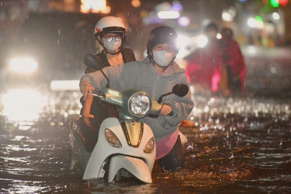 33 đường TP HCM ngập sau trận mưa lớn nhất từ đầu năm