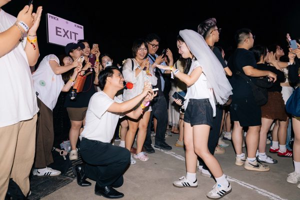 4 cặp đôi cầu hôn tại concert hơn 11.000 khán giả của Hoàng Dũng