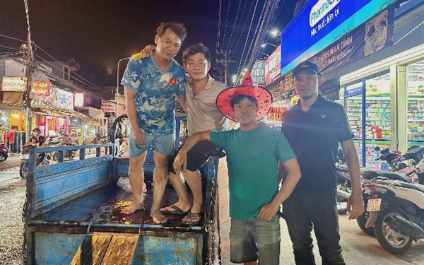 ‘4 chàng lính ngự lâm’ lái xe ba gác giúp người giữa triều cường