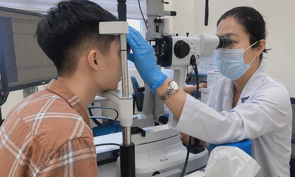 4 điều nên tránh khi mắt đỏ, ngứa
