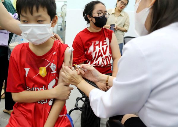 4 học sinh TPHCM mắc não mô cầu, phụ huynh cuống cuồng kiểm tra sổ tiêm chủng
