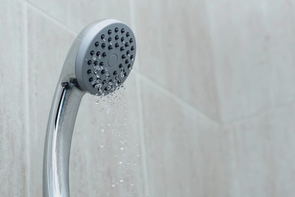 4 mẹo tăng áp lực nước vòi sen chảy mạnh tức thì tại nhà
