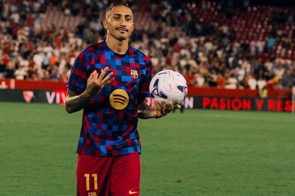 4 ngày lập 2 hat-trick, Raphinha được Barca ‘thưởng’ lớn